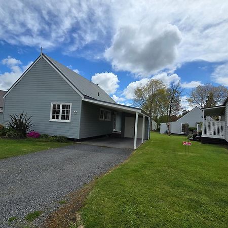 Huka Falls Resort Taupo Eksteriør billede The new houses at the village