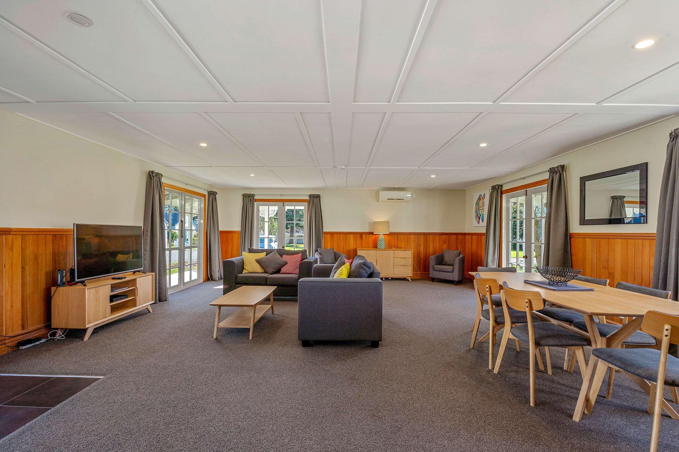 Huka Falls Resort Taupo Eksteriør billede The common room at the University of Waikato's Melville Hall