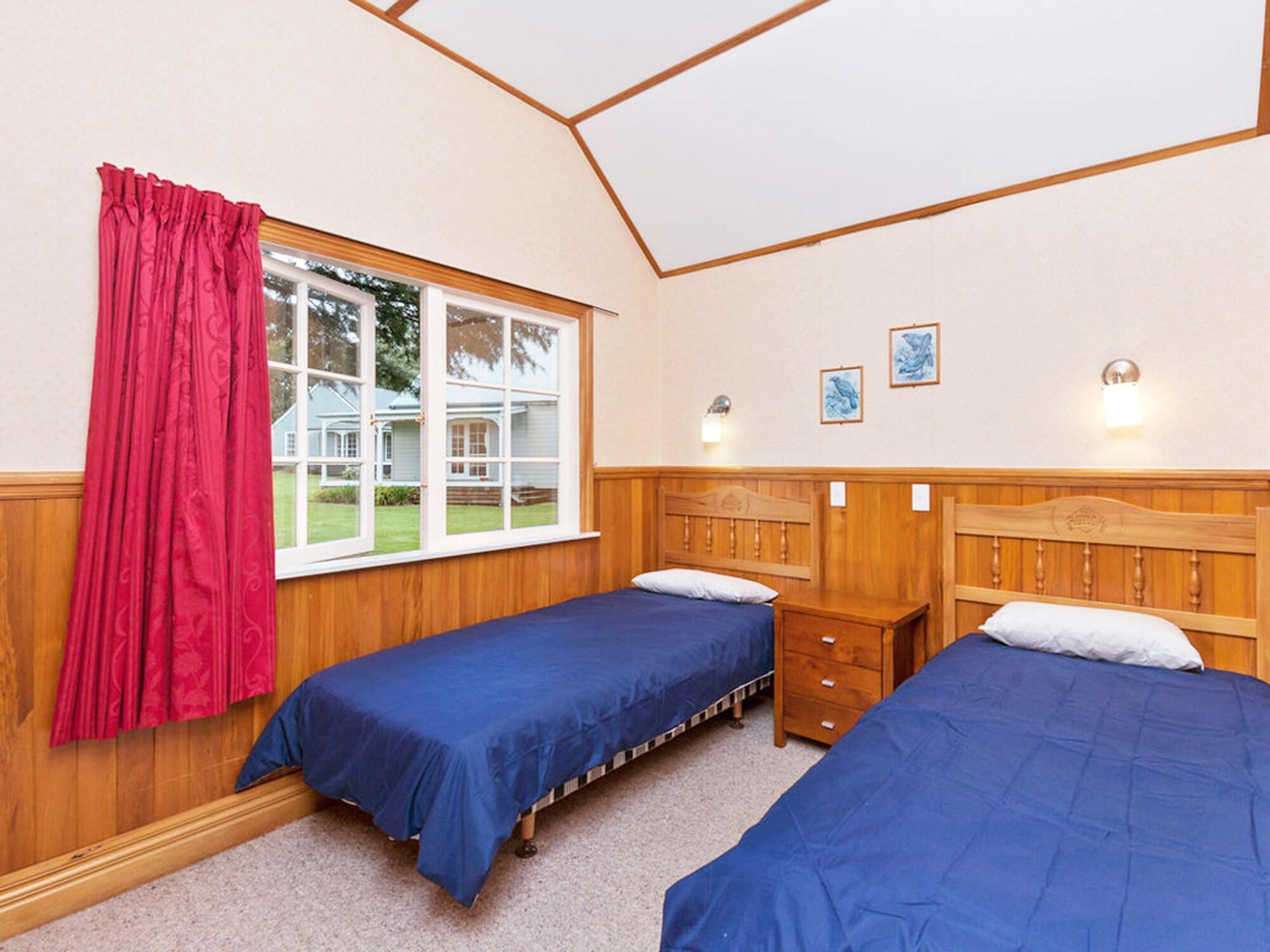 Huka Falls Resort Taupo Eksteriør billede A typical bedroom at the lodge