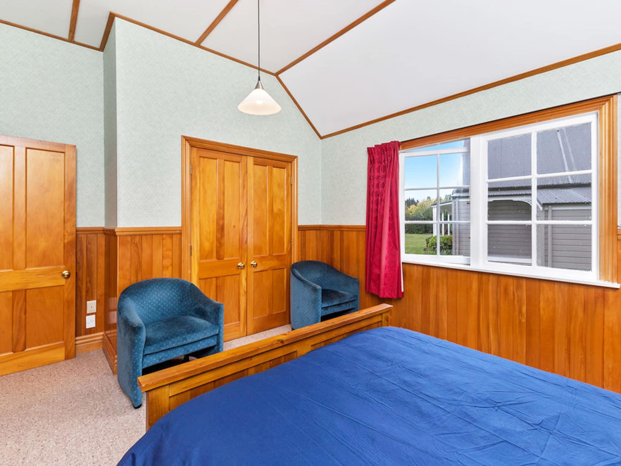 Huka Falls Resort Taupo Eksteriør billede A bedroom with tongue-and-groove panelling