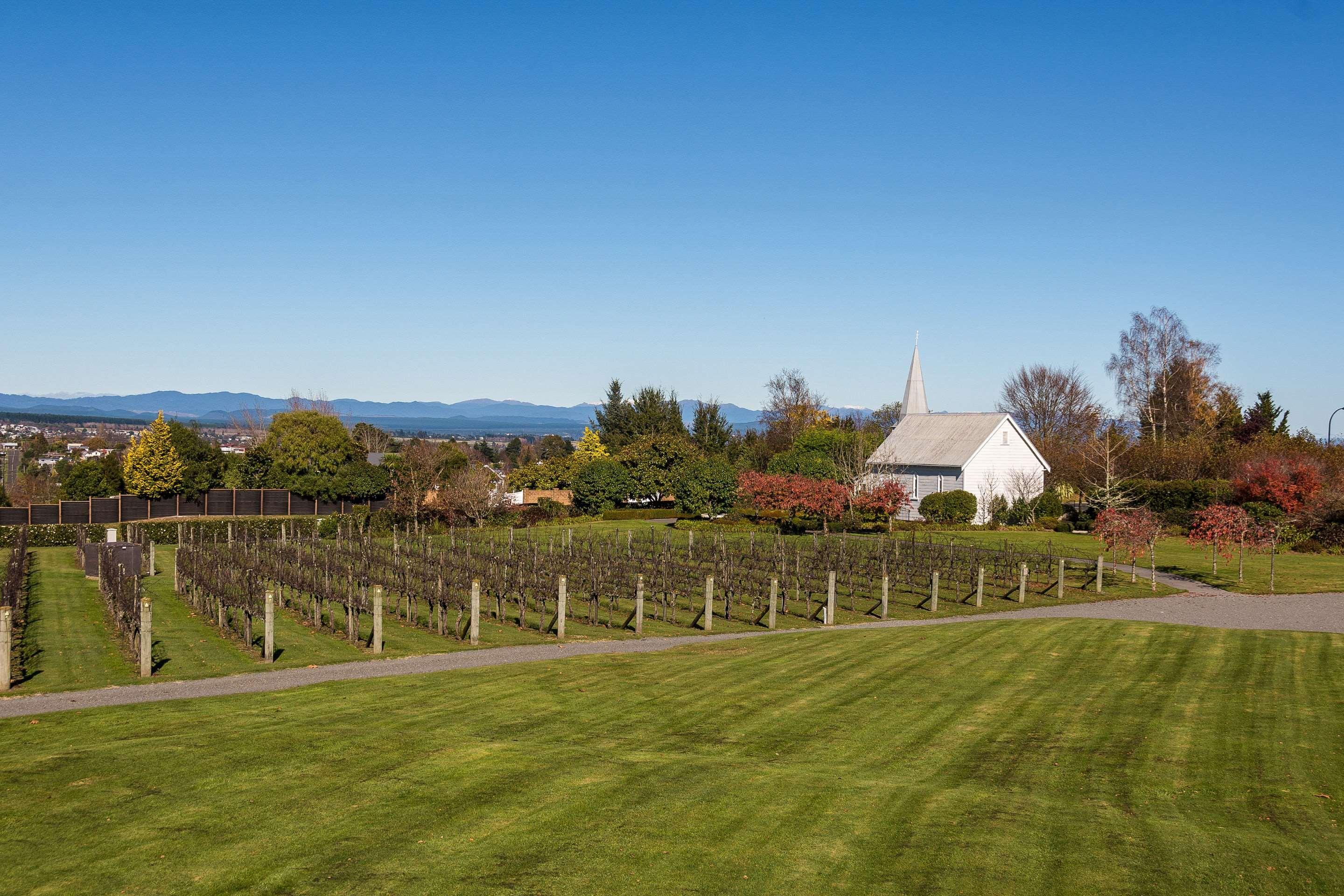 Huka Falls Resort Taupo Eksteriør billede The church and the vineyard