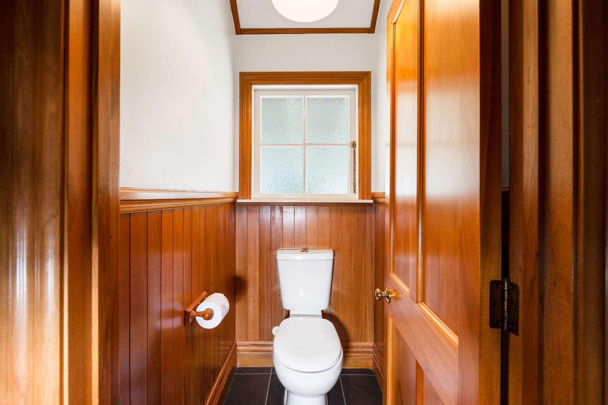 Huka Falls Resort Taupo Eksteriør billede A toilet in a house