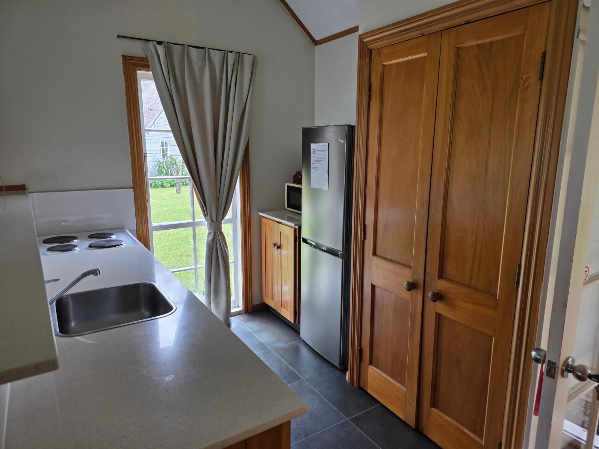 Huka Falls Resort Taupo Eksteriør billede Kitchen in a typical one-bedroom apartment