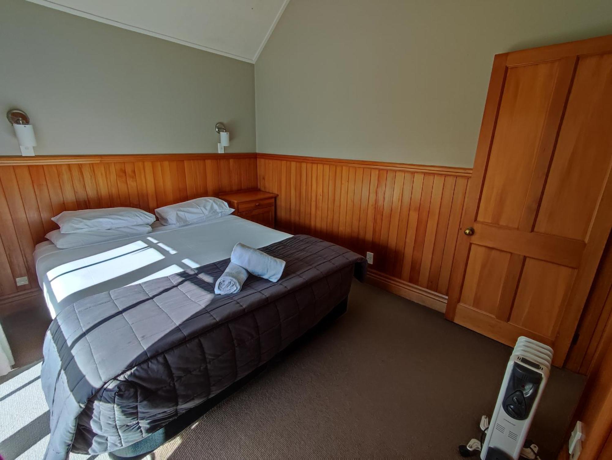 Huka Falls Resort Taupo Eksteriør billede A bedroom in a motel