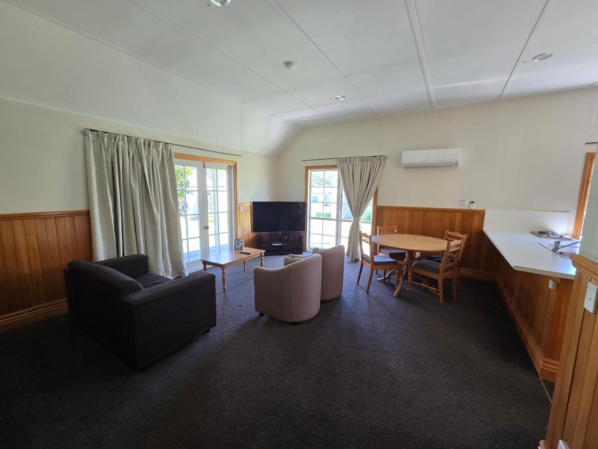 Huka Falls Resort Taupo Eksteriør billede Living room of a two bedroom cottage