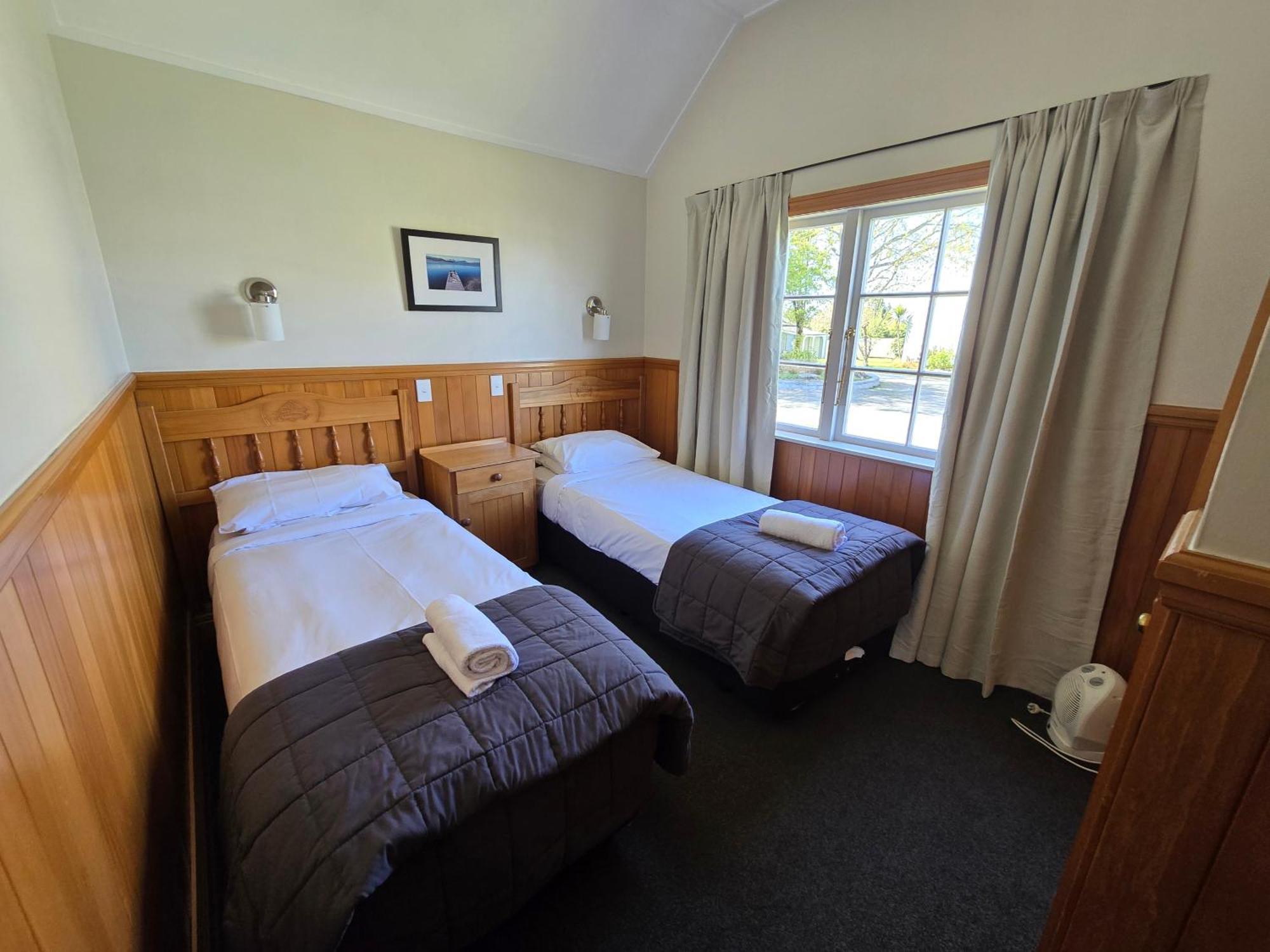 Huka Falls Resort Taupo Eksteriør billede A typical room at the lodge