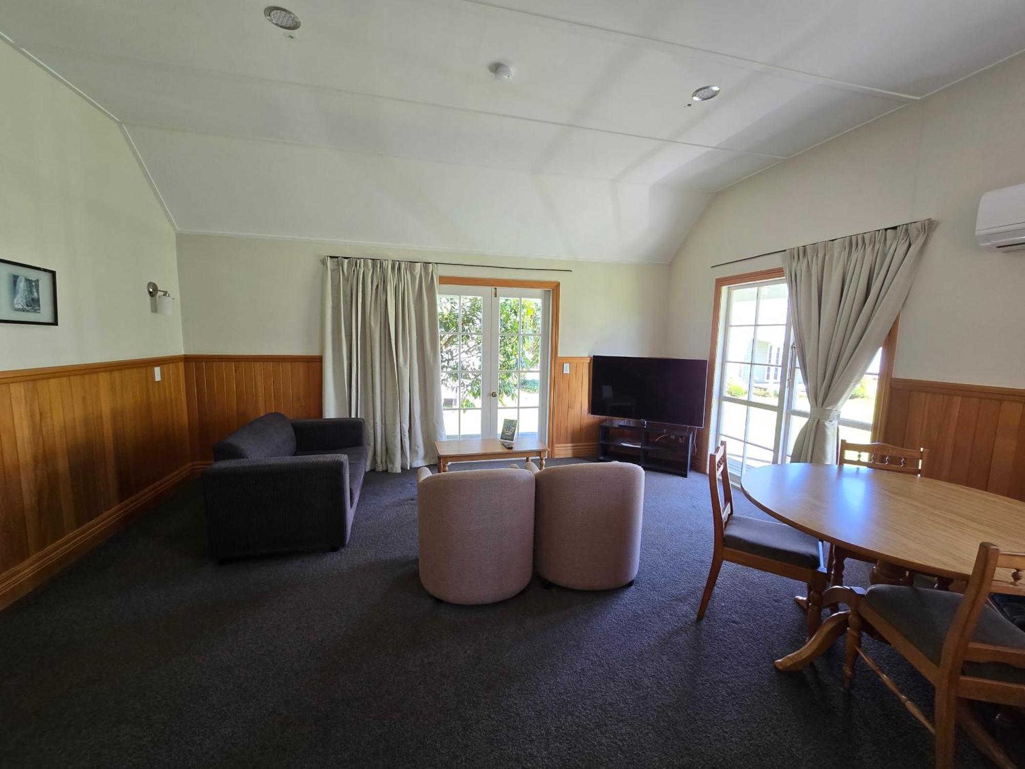 Huka Falls Resort Taupo Eksteriør billede The lounge of a two-bedroom apartment at the hotel