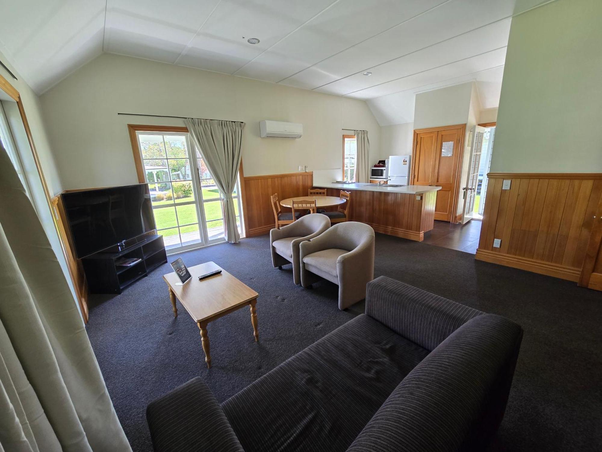 Huka Falls Resort Taupo Eksteriør billede Living area of a two bedroom cottage
