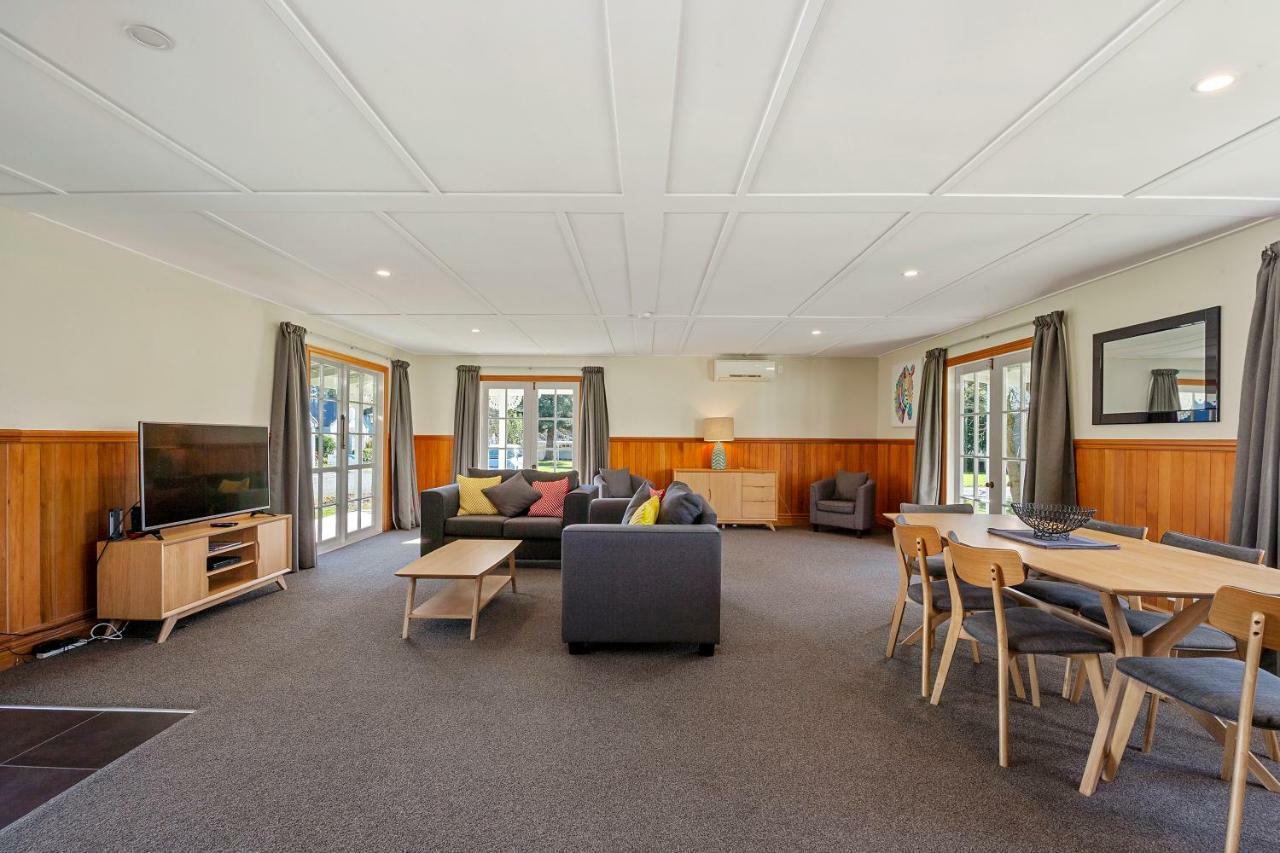 Huka Falls Resort Taupo Eksteriør billede The common room at the University of Waikato's Melville Hall