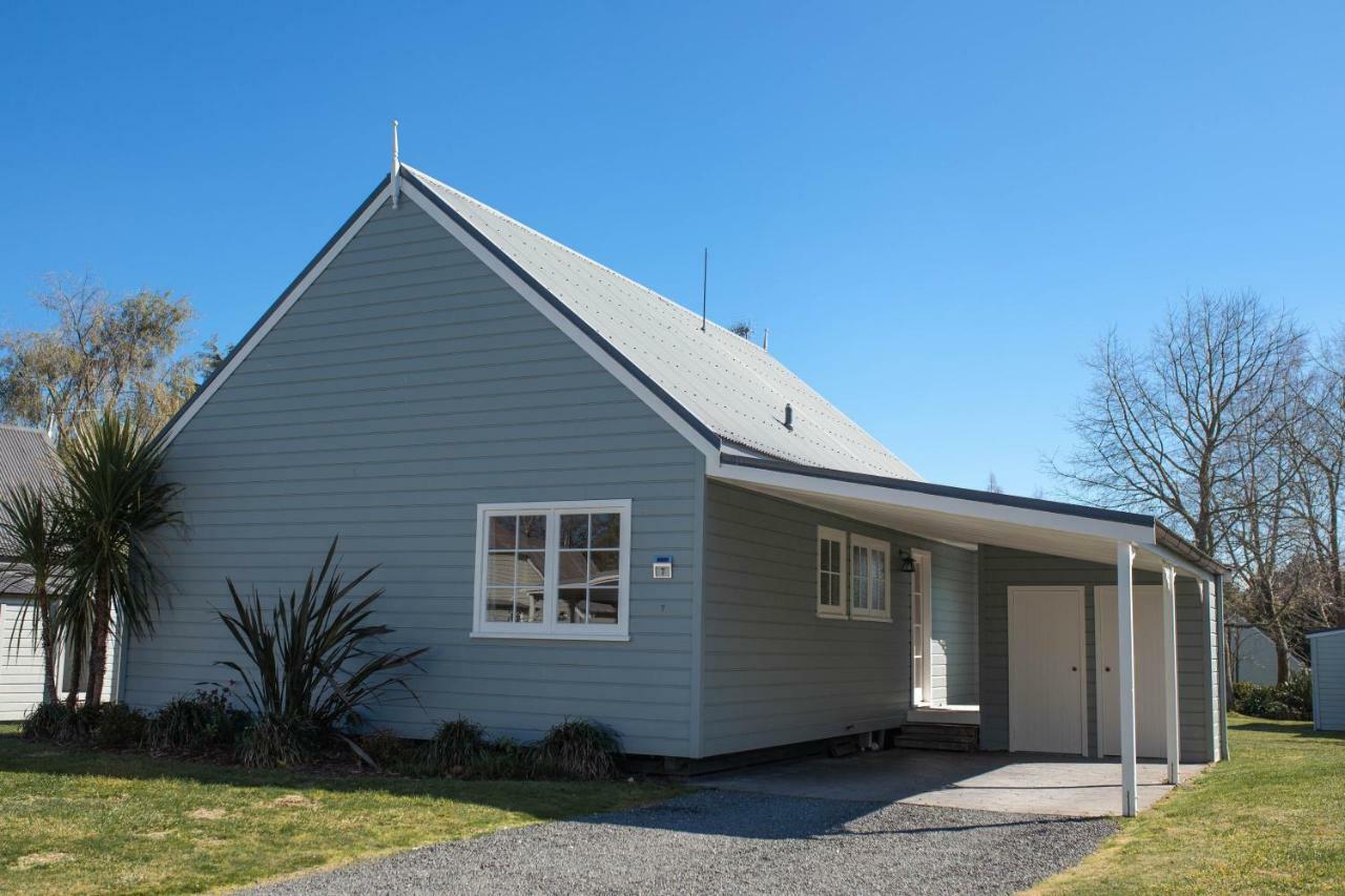 Huka Falls Resort Taupo Eksteriør billede The former school building at Waimate